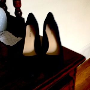 Navy Suede Pumps.   Nine West Size 8 excellent condition.   Never worn